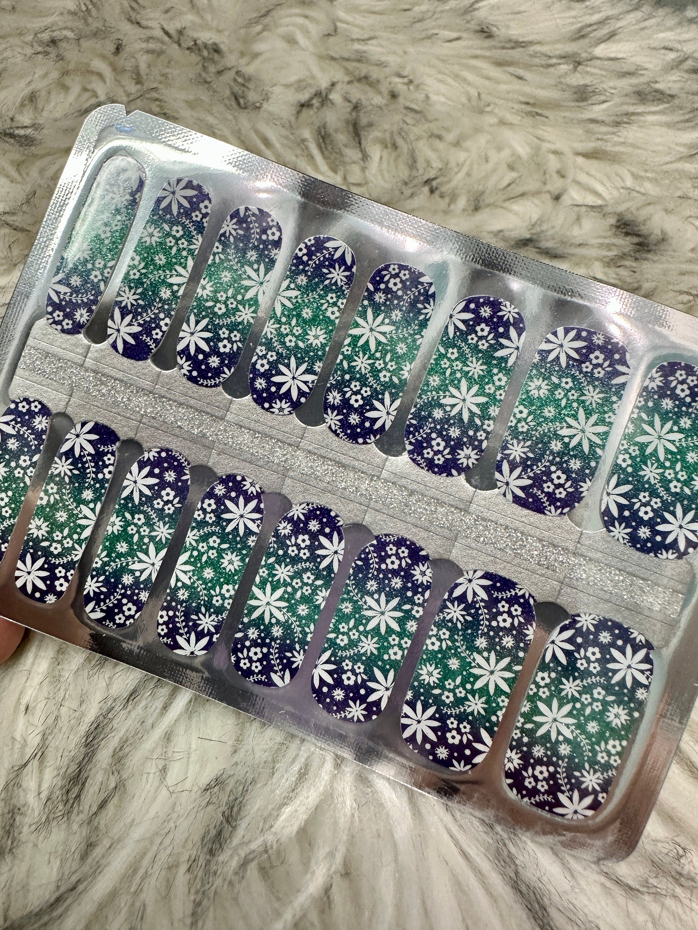 Christmas Nail Art Stickers Gold Snowflake Nail Decals Winter Xmas Santa  Claus Snowman Bell Tree Elk Xmas 3D Self-adhesive Nail Sticker Designs for  Christmas Party Favor Supplies Manicure Tips : Amazon.in: Beauty